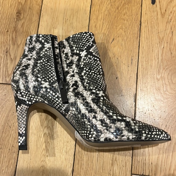 Faux snakeskin grey booties - Picture 4 of 4